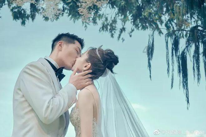 后退七步也绝不松手！她在扶梯上拼尽全力的样子，让网友狂赞！